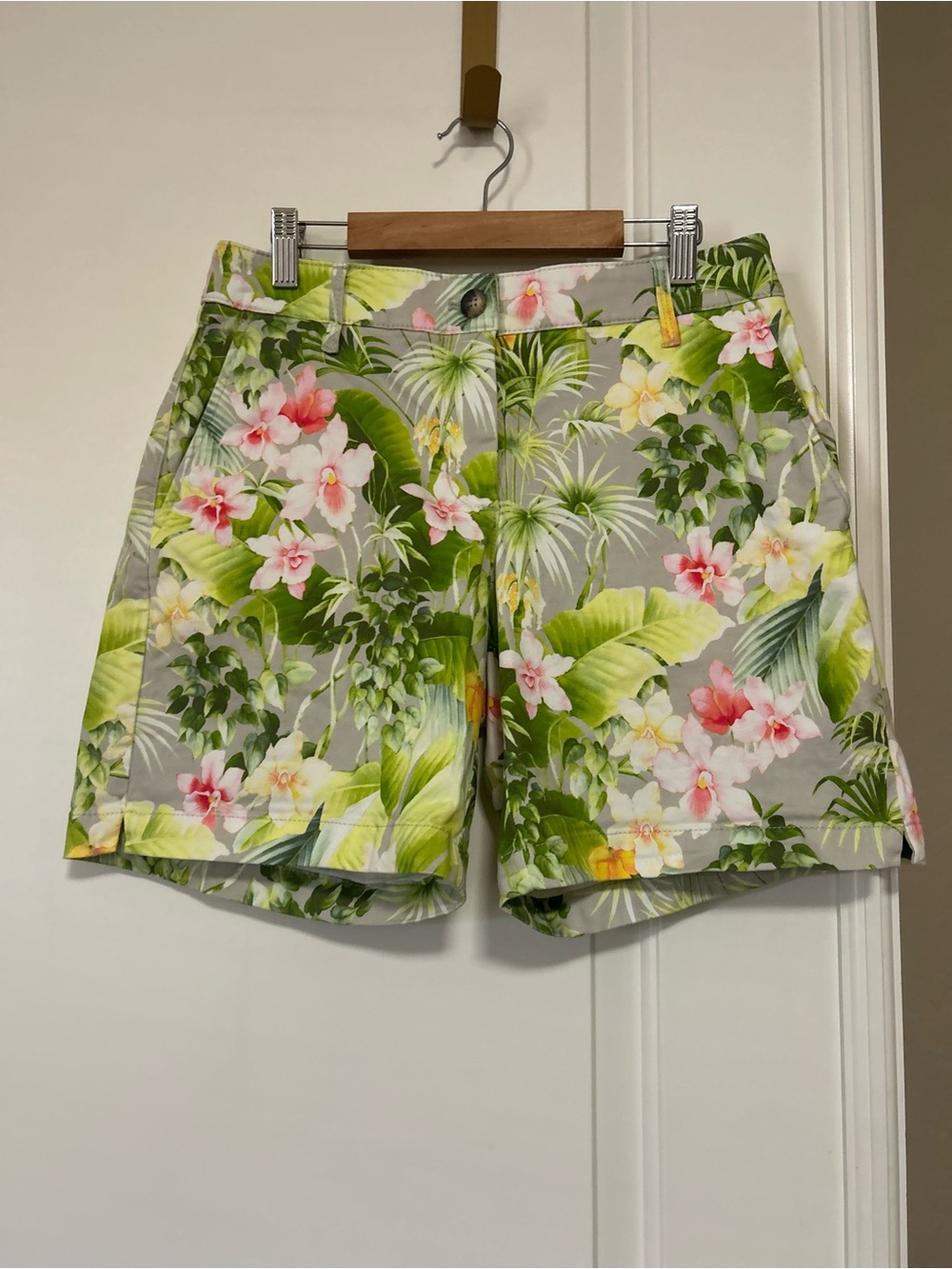 🌺🌼🌸Tommy Bahama Hawaiian  Tropical Floral Bermuda Shorts 🌸🌼🌺 - Picture 2 of 13